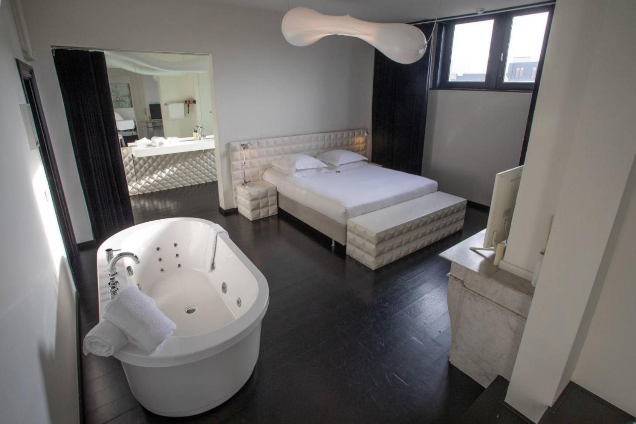 B&B Suites Feek Antwerpen Bagian luar foto