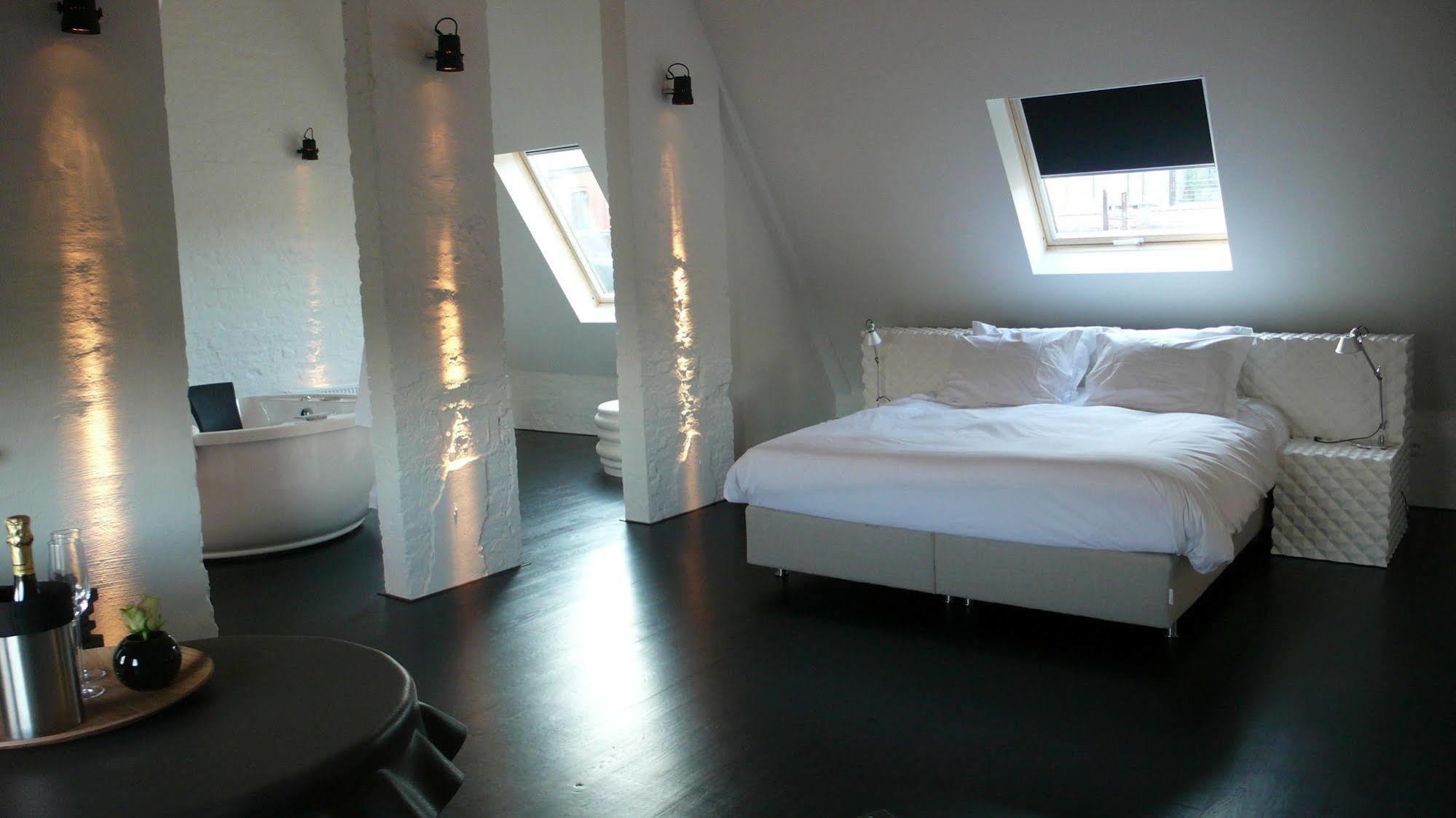 B&B Suites Feek Antwerpen Bagian luar foto